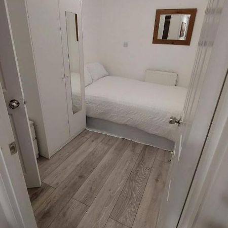 Double En-Suite Room Available In 3 Bed Apt Лондон Екстериор снимка