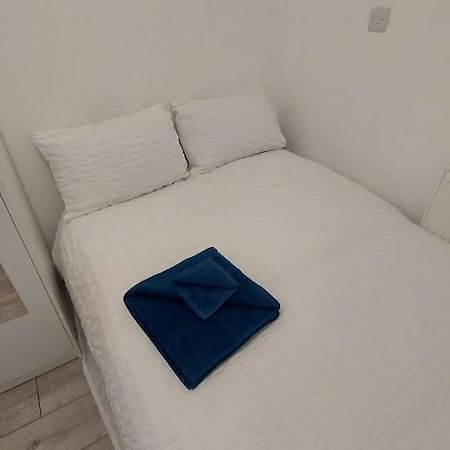 Double En-Suite Room Available In 3 Bed Apt Лондон Екстериор снимка