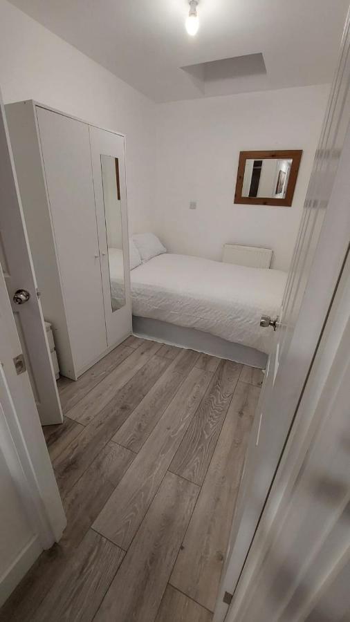 Double En-Suite Room Available In 3 Bed Apt Лондон Екстериор снимка