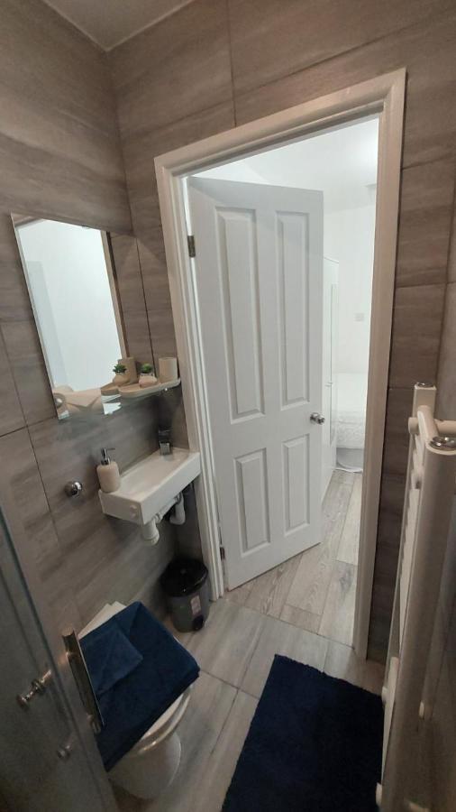 Double En-Suite Room Available In 3 Bed Apt Лондон Екстериор снимка