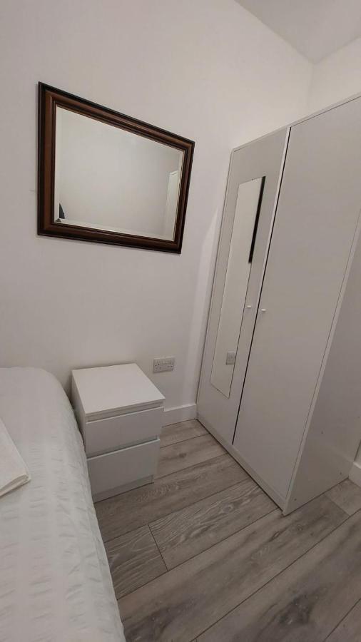 Double En-Suite Room Available In 3 Bed Apt Лондон Екстериор снимка