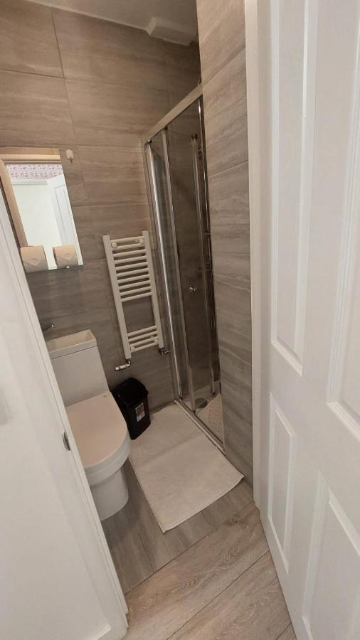 Double En-Suite Room Available In 3 Bed Apt Лондон Екстериор снимка