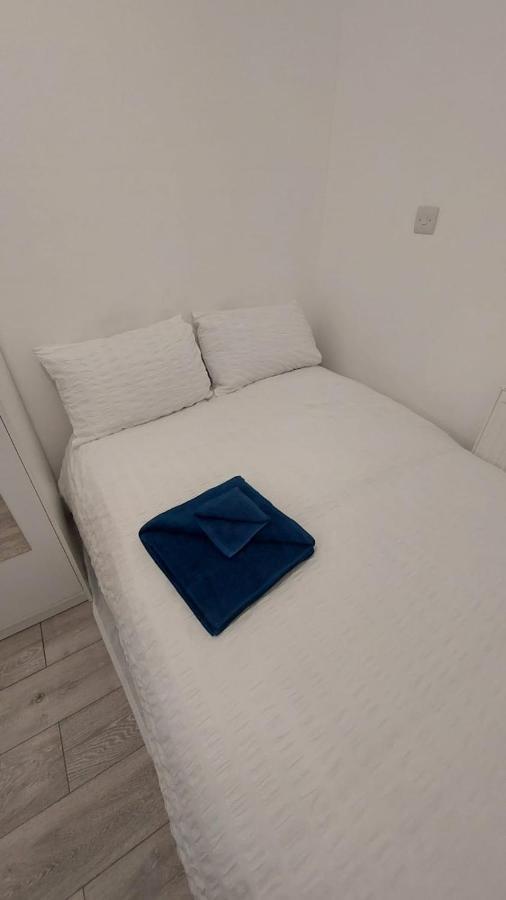 Double En-Suite Room Available In 3 Bed Apt Лондон Екстериор снимка